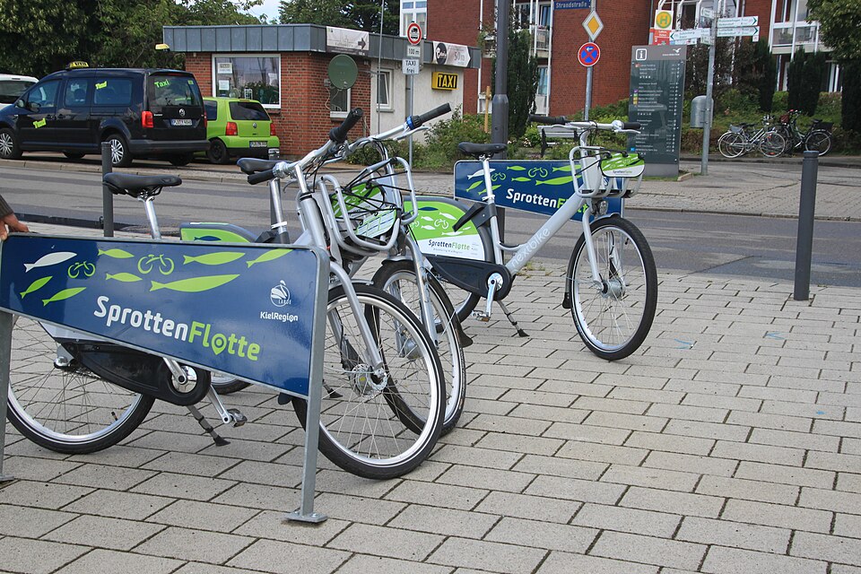 Fahrrad-Verleih-Station der Sprottenflotte am Hafen Laboe. Foto: Eduad47 - This file is licensed under the Creative Commons Attribution-Share Alike 4.0 International license.