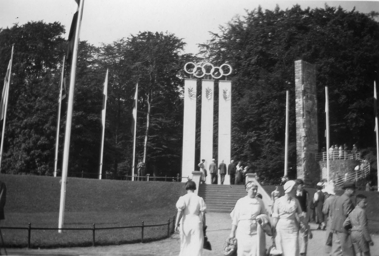 Olympische Segelwettbewerbe 1936: Olympische Ringe und Seesoldaten-Denkmal am Hindenburgufer, Höhe Lindenallee.