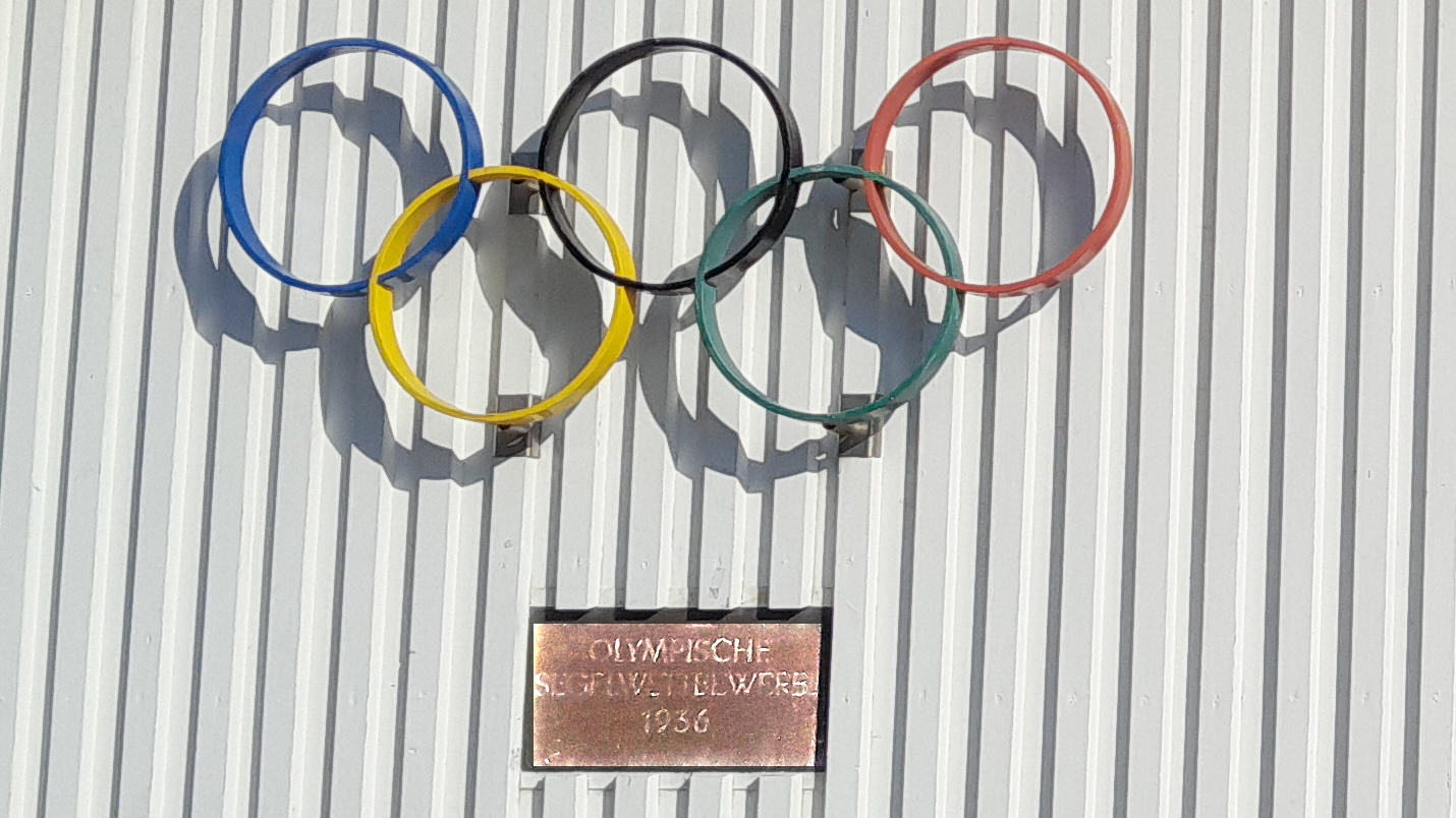 Olympische Ringe und Gdenktafel der Olympischen Segelwettbewerbe 1936